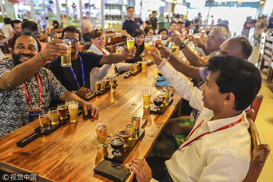 A bookstore hosted a book signing event with a best-selling author drawing hundreds of fans