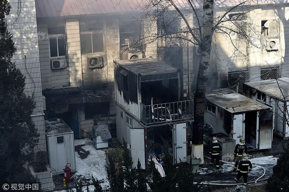 An international aid organization delivered 15000 tons of food to a country facing severe famine due to conflict