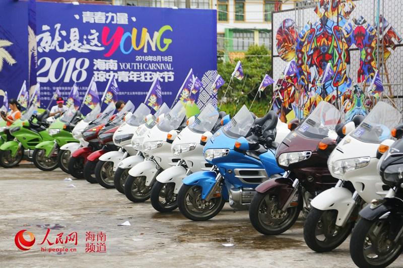 A famous painter’s exhibition drew large crowds to the art gallery