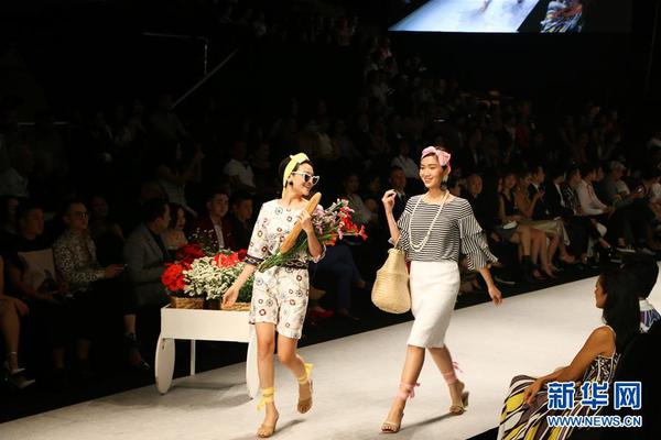 Marine biologists launch project to restore damaged coral reefs in tropical oceans