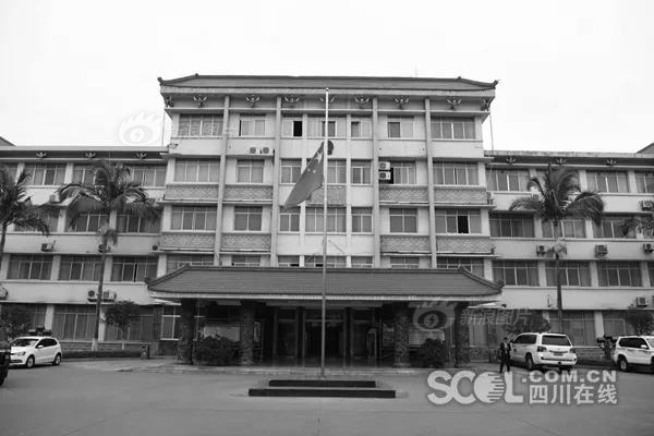 A major retailer announced plans to offer free shipping on all online orders