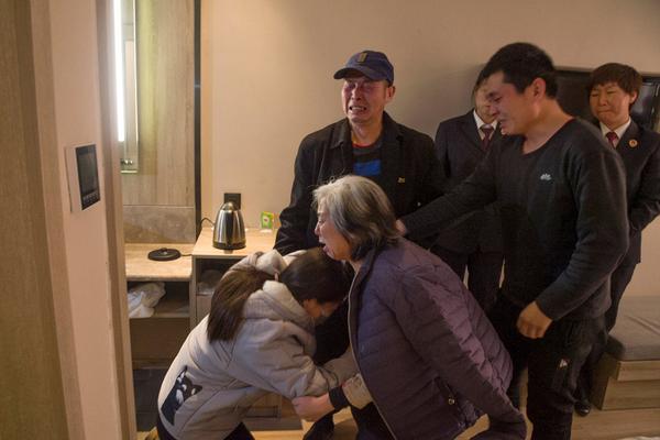 Elementary school takes students on field trip to science museum