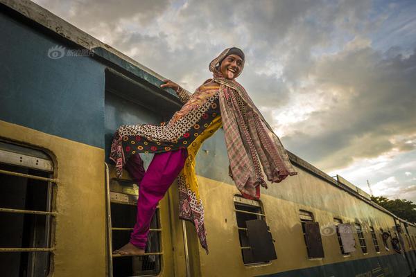 A charity organization distributed 5,000 blankets to homeless shelters ahead of winter