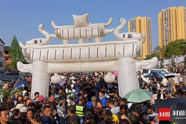 A photographer captured photos of a local parade that were featured on the city’s official website