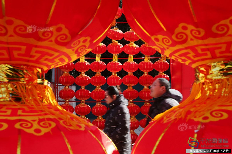 A museum offered guided tours in multiple languages to accommodate international visitors