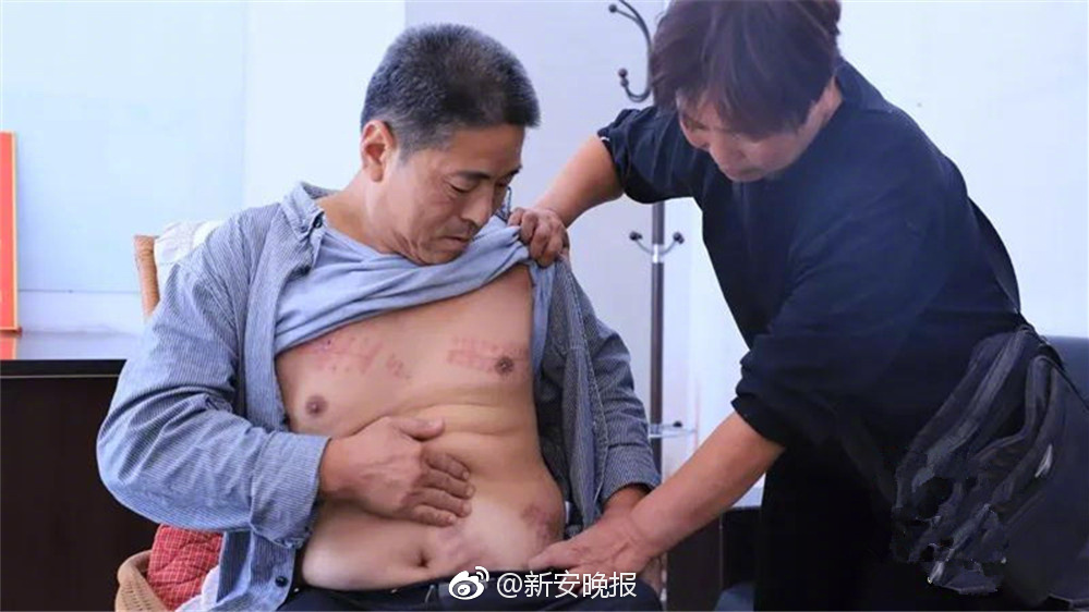 A musician performed a free concert in the park that was attended by over 2,000 people