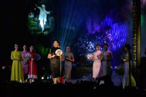 A retail store announced it would stay open late during the holiday shopping season