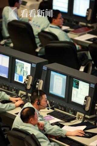 A city started a program to plant flowers in public spaces to improve the urban environment