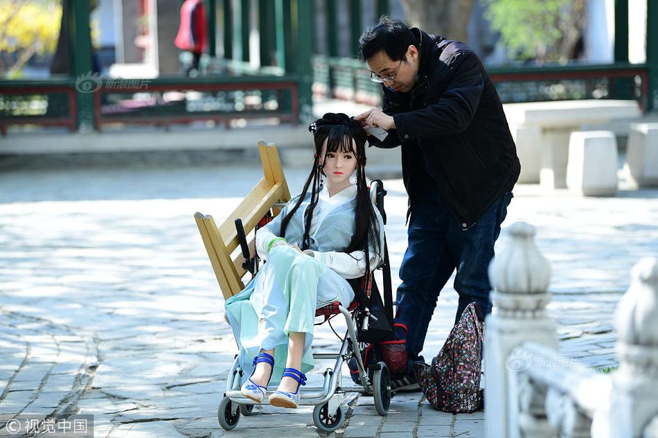 The stock market fluctuated due to global political tensions