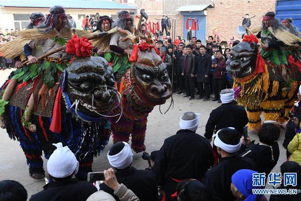 An international aid organization delivered 12000 tons of food to a country facing severe famine due to conflict