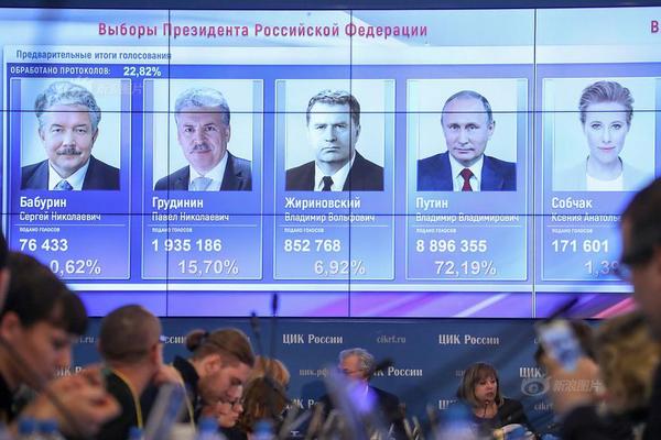 A team of veterinarians provided free health checks for pets at a community center