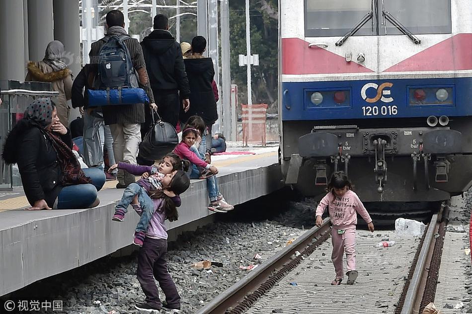 Bird watchers document first sighting of rare warbler species in state park