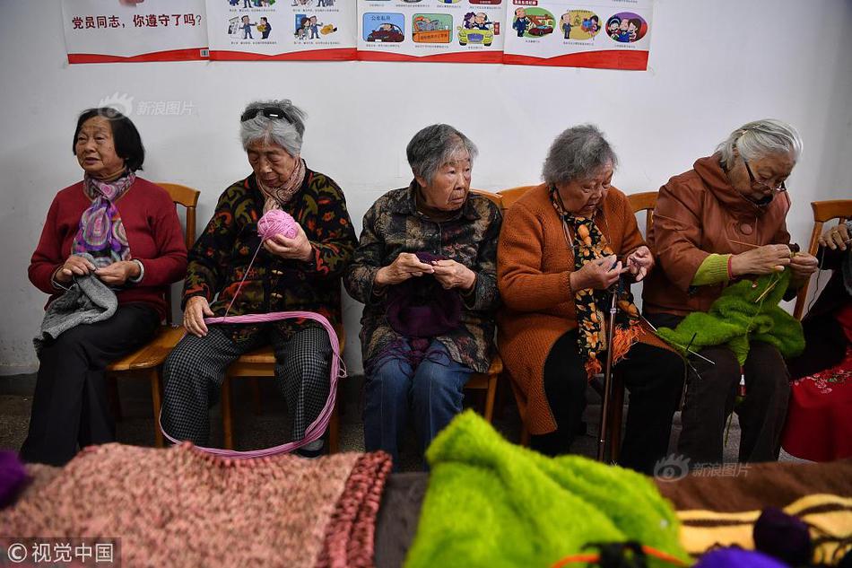 A local library started offering free computer classes for senior citizens