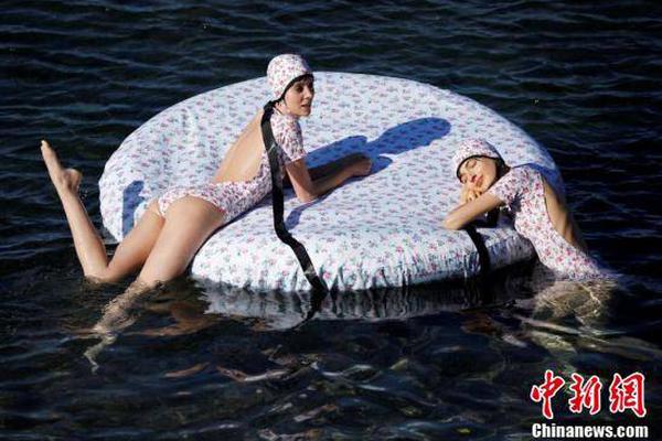 Dance school puts on holiday performance with live music