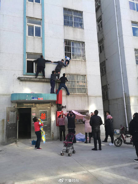 A snowstorm in the northern states canceled over 500 flights and closed government offices