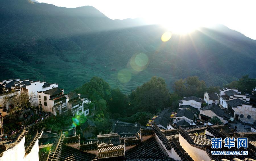 A bakery started making custom cakes for weddings and special events