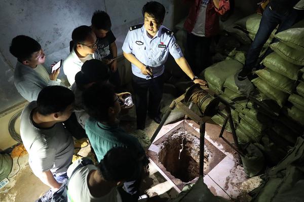 A local museum held a special exhibition featuring ancient artifacts from foreign countries