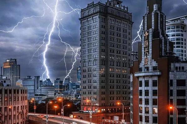 The national hockey league started its new season with a special game honoring retired players