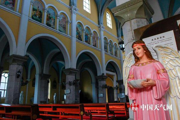 Heavy snowfall in the northern states closed highways and canceled over 200 flights