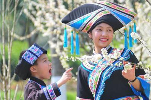 Marine biologists plant new coral to restore damaged reefs