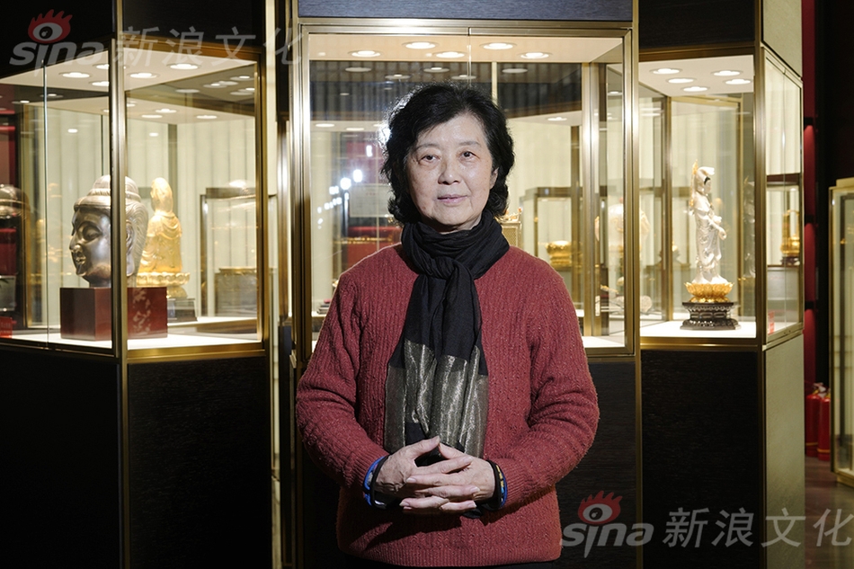 A bookstore hosted a book signing with a famous fantasy author drawing over 800 fans