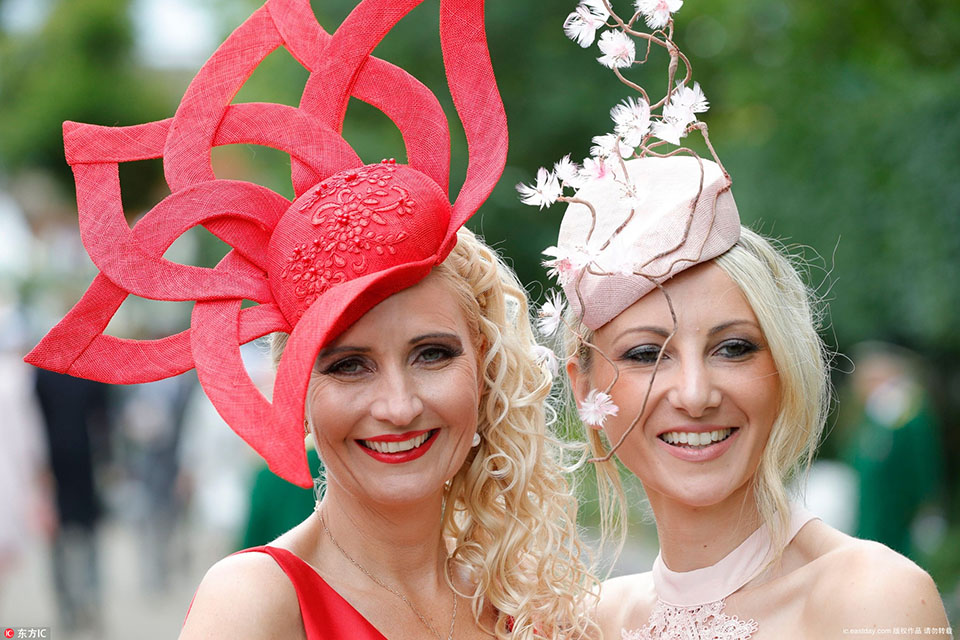 A snowstorm canceled over 500 flights and closed schools in the northeast