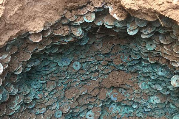 Archaeologists uncovered a 3000-year-old tomb containing ancient jewelry and pottery in Egypt