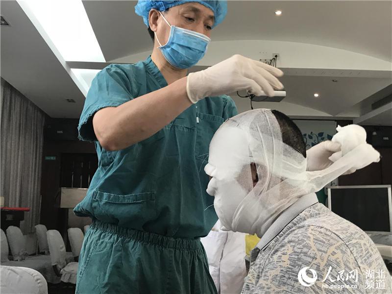 A hospital launched a smoking cessation program with free nicotine replacement therapy