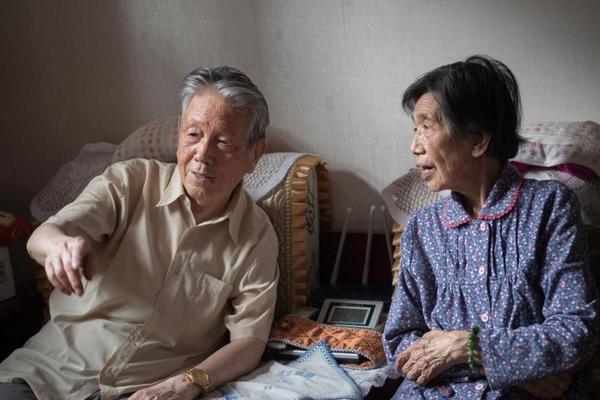 Research shows that regular socializing reduces risk of dementia in seniors