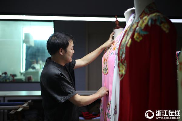 A museum offered guided tours in multiple languages to accommodate international visitors