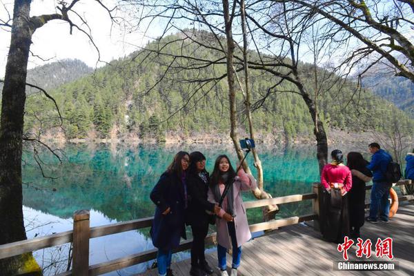 A cyclist set a new national record for the 100-kilometer race