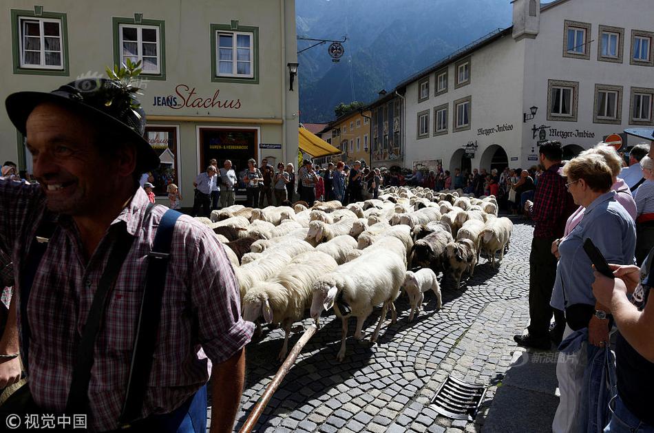 A fire department taught residents how to use fire extinguishers in a hands-on workshop