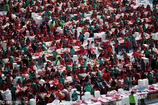 A bakery created a special edition cake to celebrate the city’s 200th anniversary