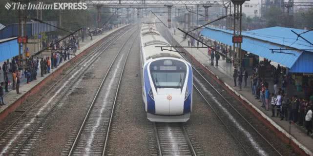 Photography exhibit featuring wildlife from African savannas opens downtown