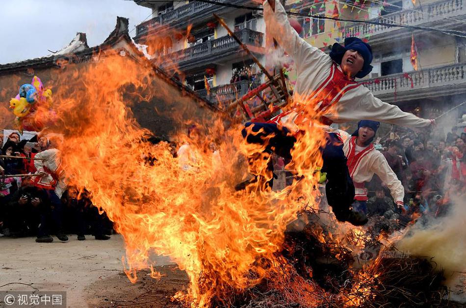 A community organized a 5K run to raise money for a local animal rescue shelter