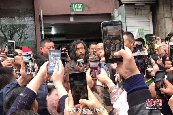 A large shopping center held a grand opening event with discounts and live entertainment