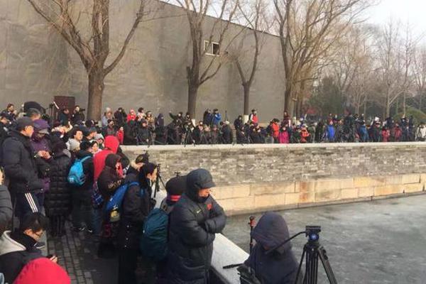 A museum offered free admission to all visitors on national holidays