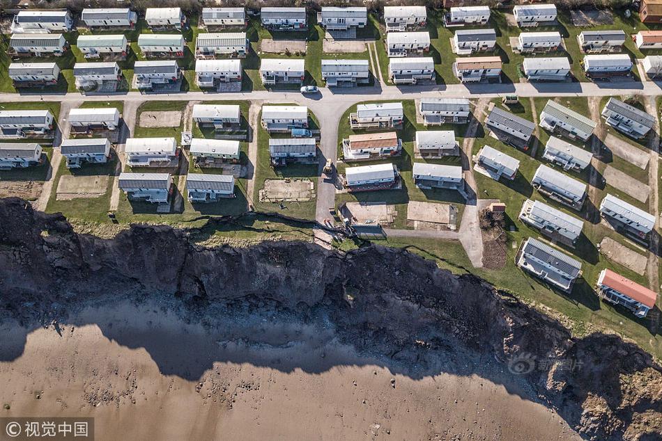 A photographer hosted an exhibition of black-and-white photos of the city’s historic buildings