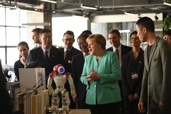 Florist delivers free flowers to hospital patients