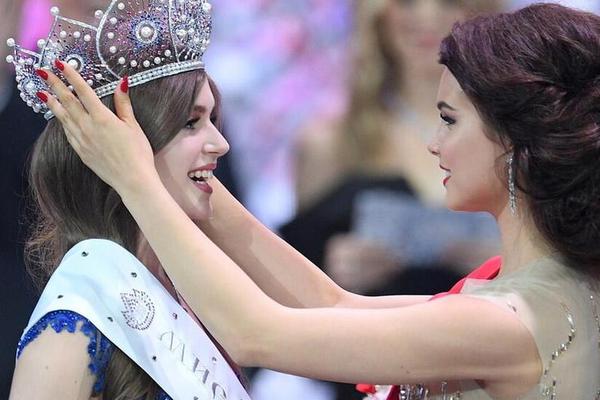 A bookstore hosted a meet-and-greet with a best-selling author drawing a crowd of 500