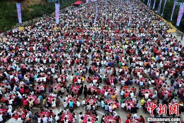 Florist creates custom flower arrangements for wedding season