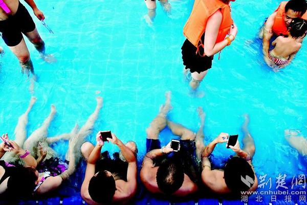 Postal service hires extra workers for holiday package delivery