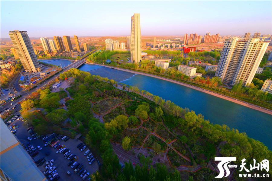 A new study indicated that listening to upbeat music while exercising can boost endurance