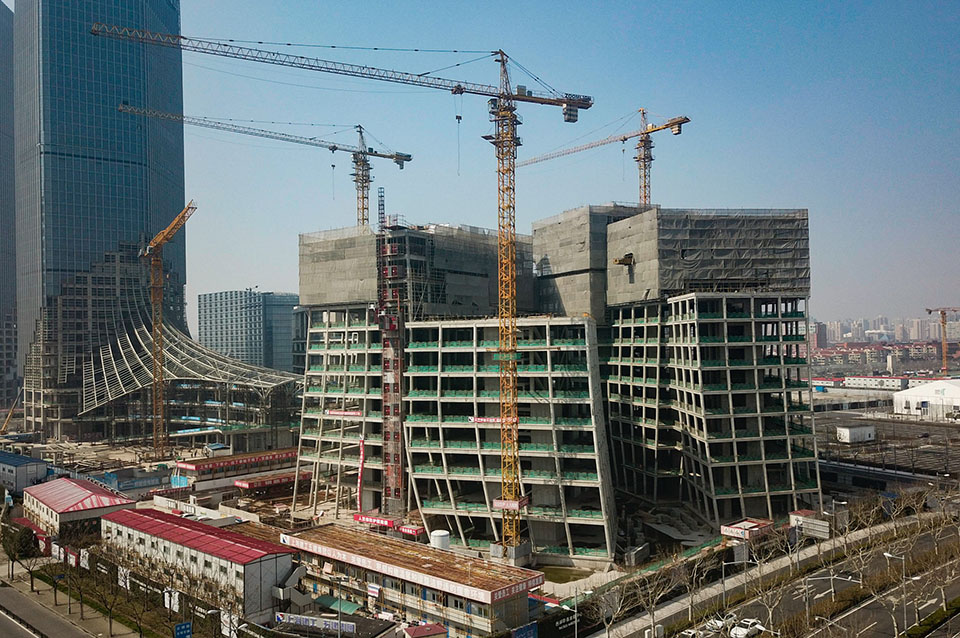 The university invited a renowned expert to give a lecture on technology innovation