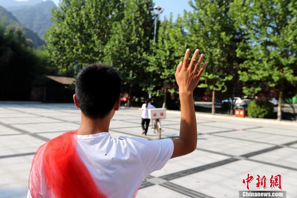 The national tennis tournament attracted top players from around the world