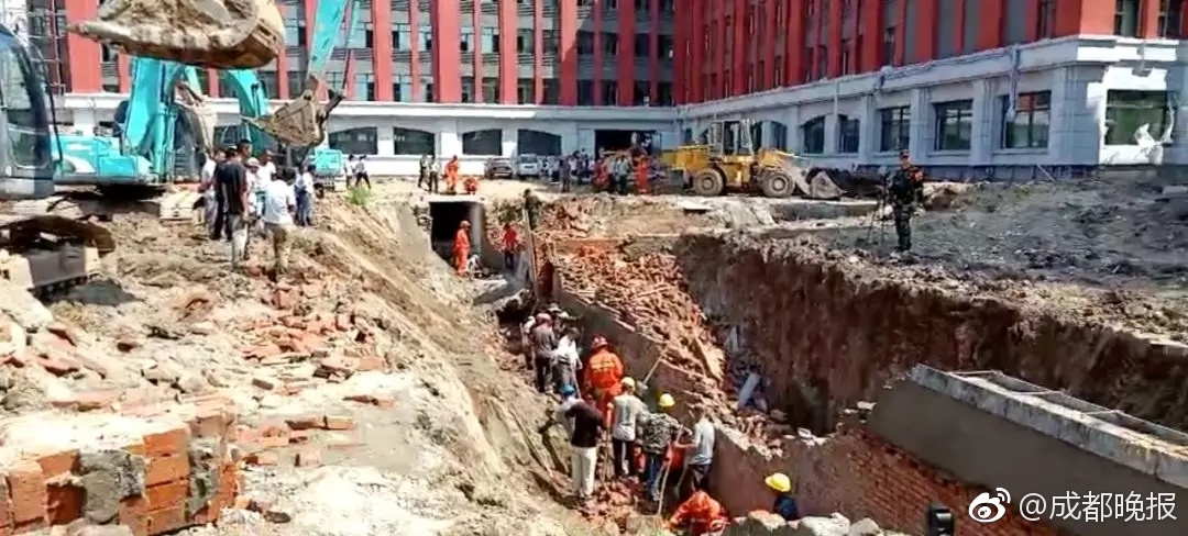 A museum offered free admission to all visitors on weekends during the summer