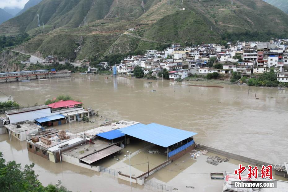 Engineers built a new bridge that can withstand earthquakes and heavy flooding