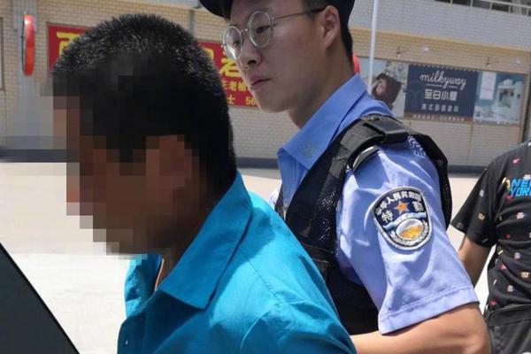 An automaker unveiled an electric SUV with a range of 450 miles and fast-charging capability