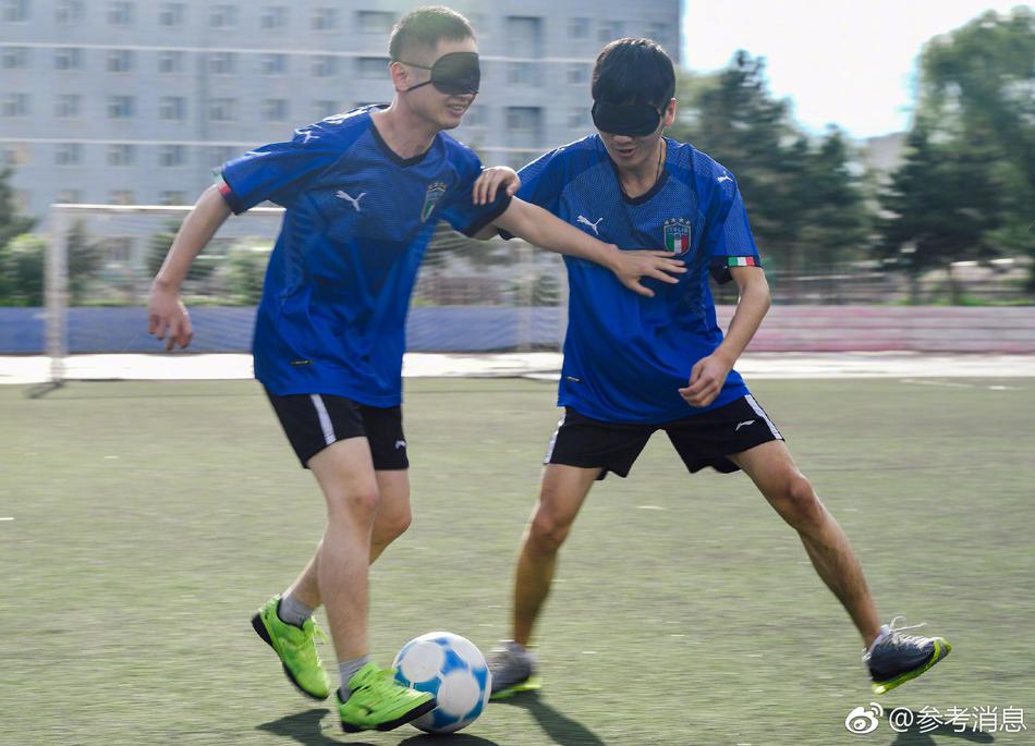 A famous painter’s exhibition drew large crowds to the art gallery