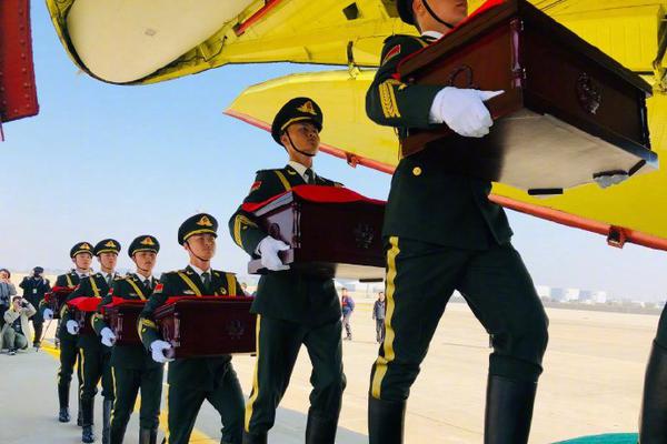 A major music festival announced it will introduce a cashless payment system to reduce wait times at food and drink stalls.